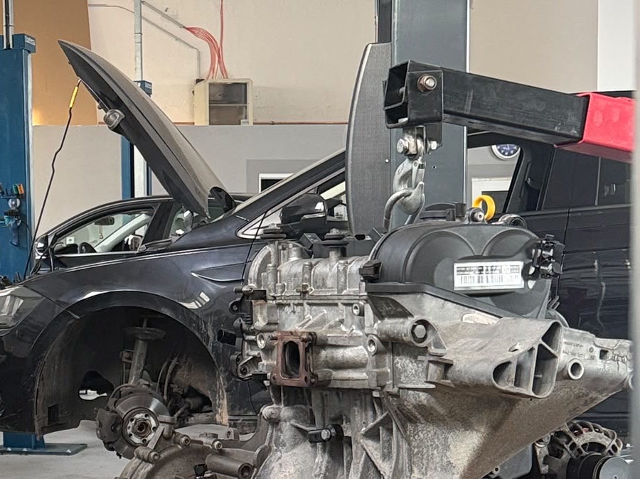 Fahrzeug mit geöffneter Motorhaube auf der Hebebühne in der Werkstatt der KFZ Technik Minden GmbH